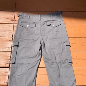 Grey cargo medium. They are adjustable with the langete on the side. Never wear.